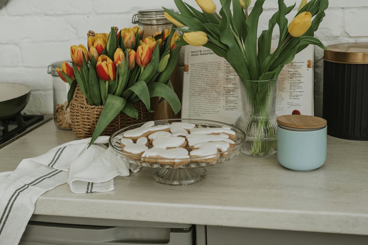Biscoito de pásco em uma mesa com flores em volta 