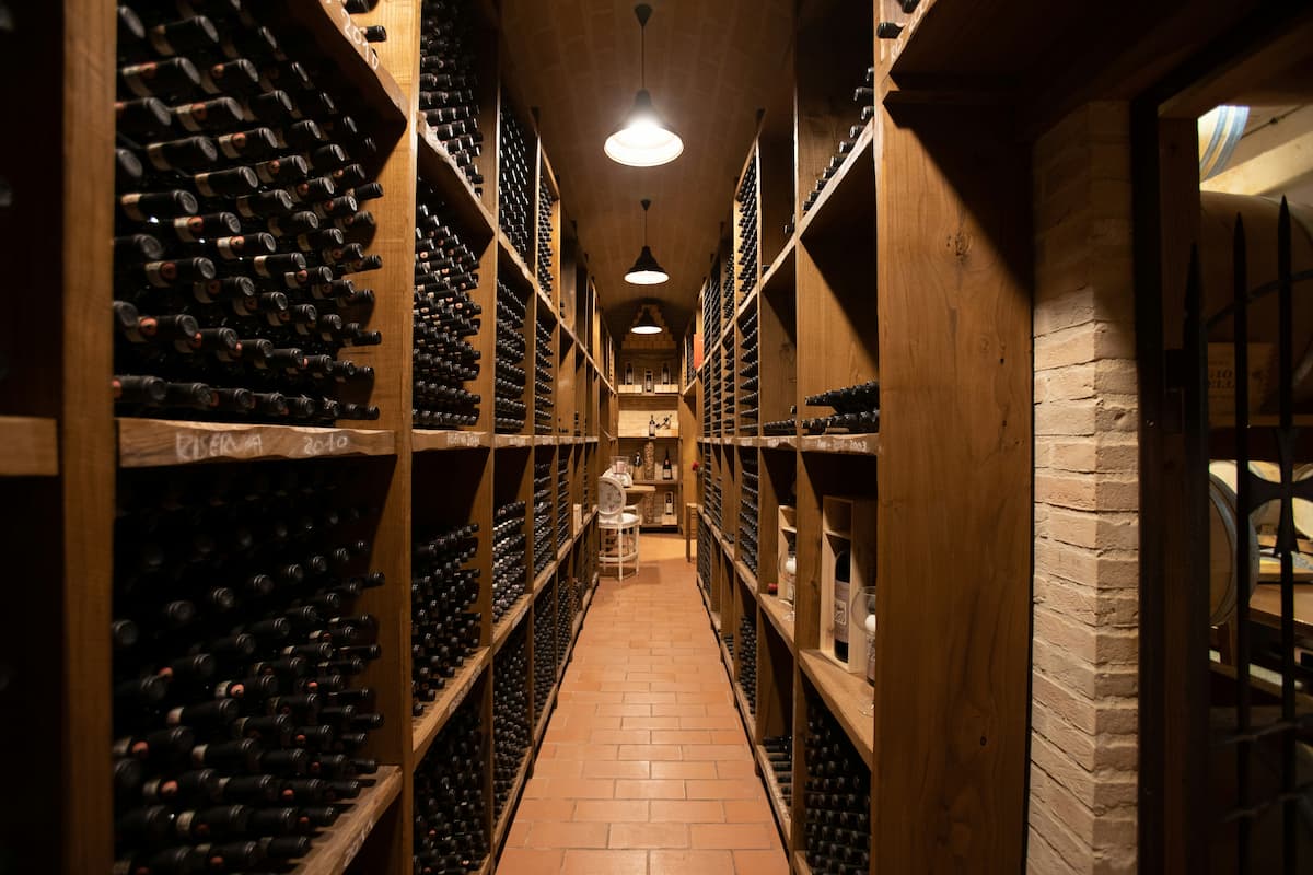 Um corredor de adegas de vinho