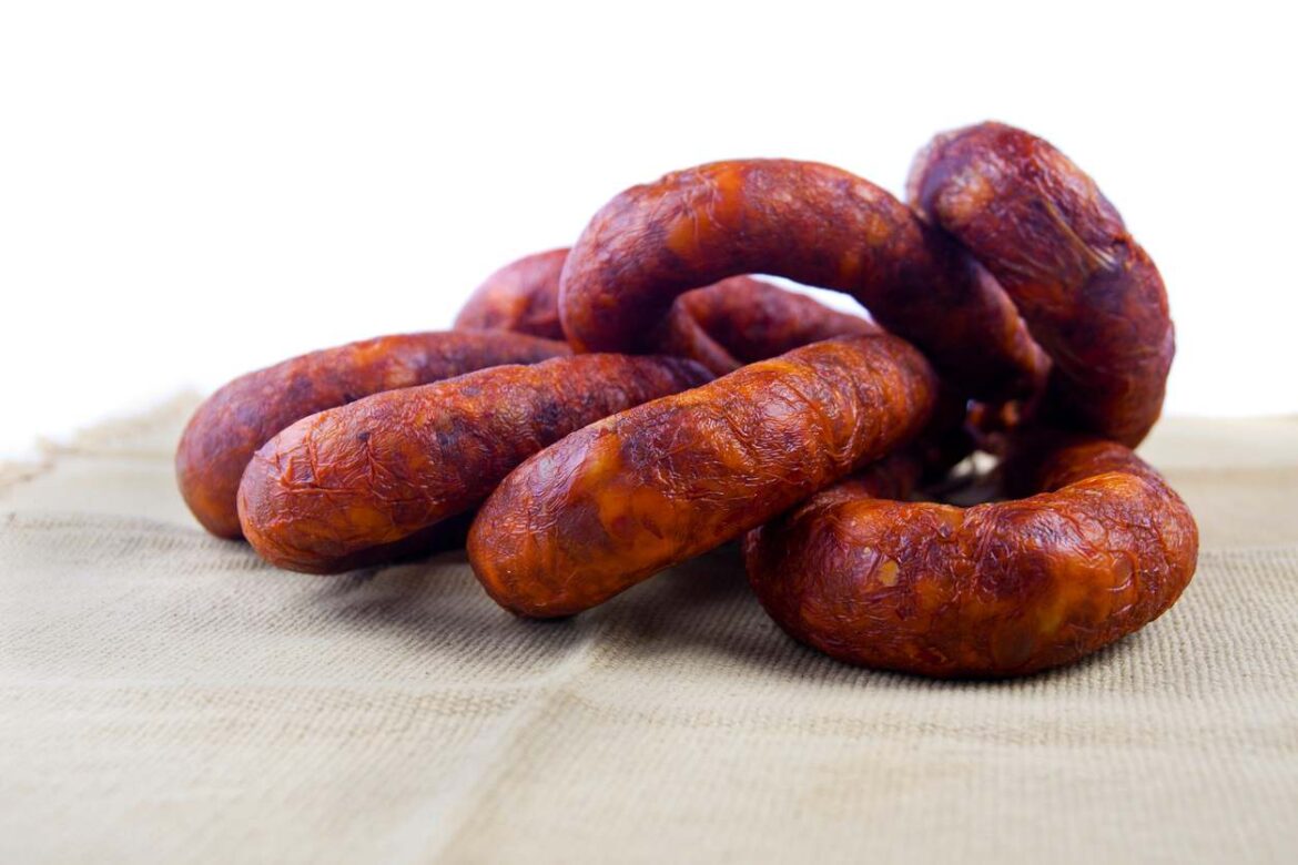 Imagem de salpicão português sobre uma mesa