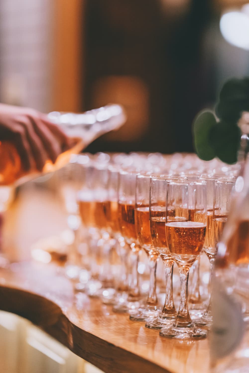 Champagne é servido em taças dispostas sobre a mesa. Imagem disponível em Pexels.