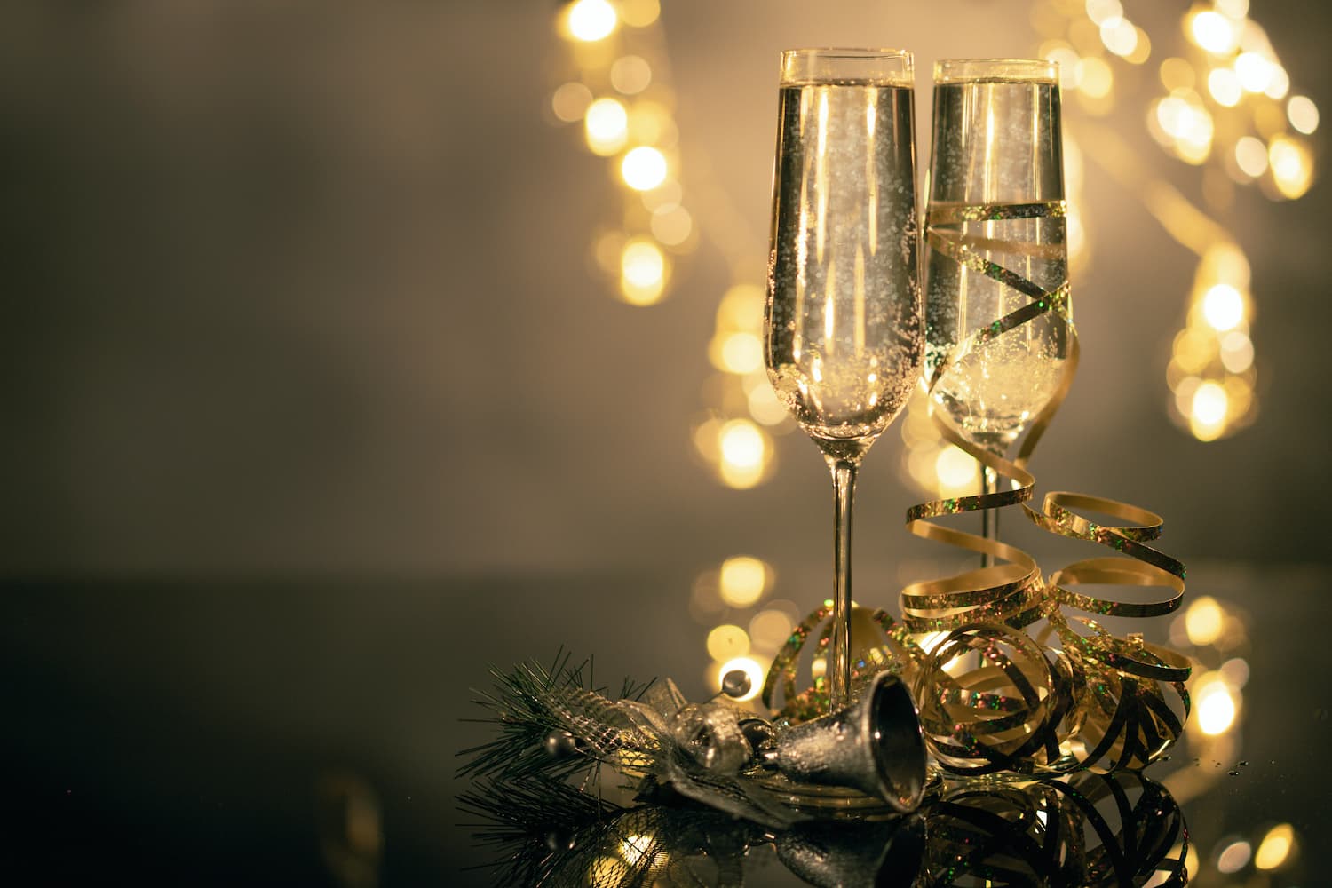 Taças de Champagne com decoração natalina. Imagem disponível em pexels.