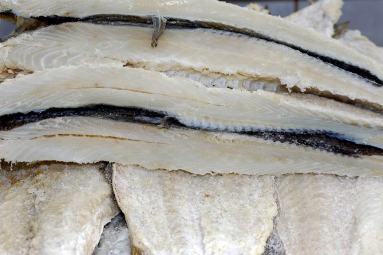 Como dessalgar o bacalhau? Veja um passo a passo simples!
