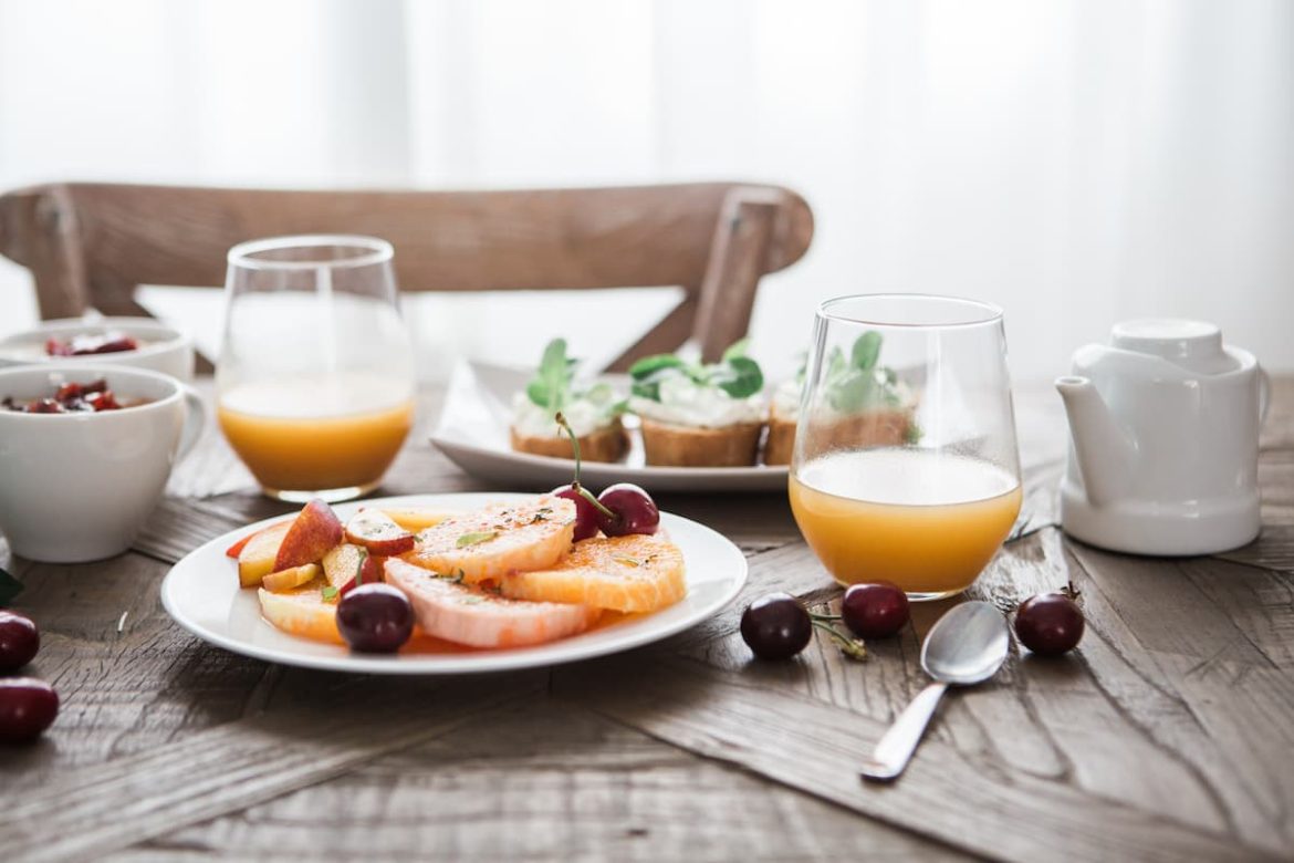 Mesa com café da manhã servido.