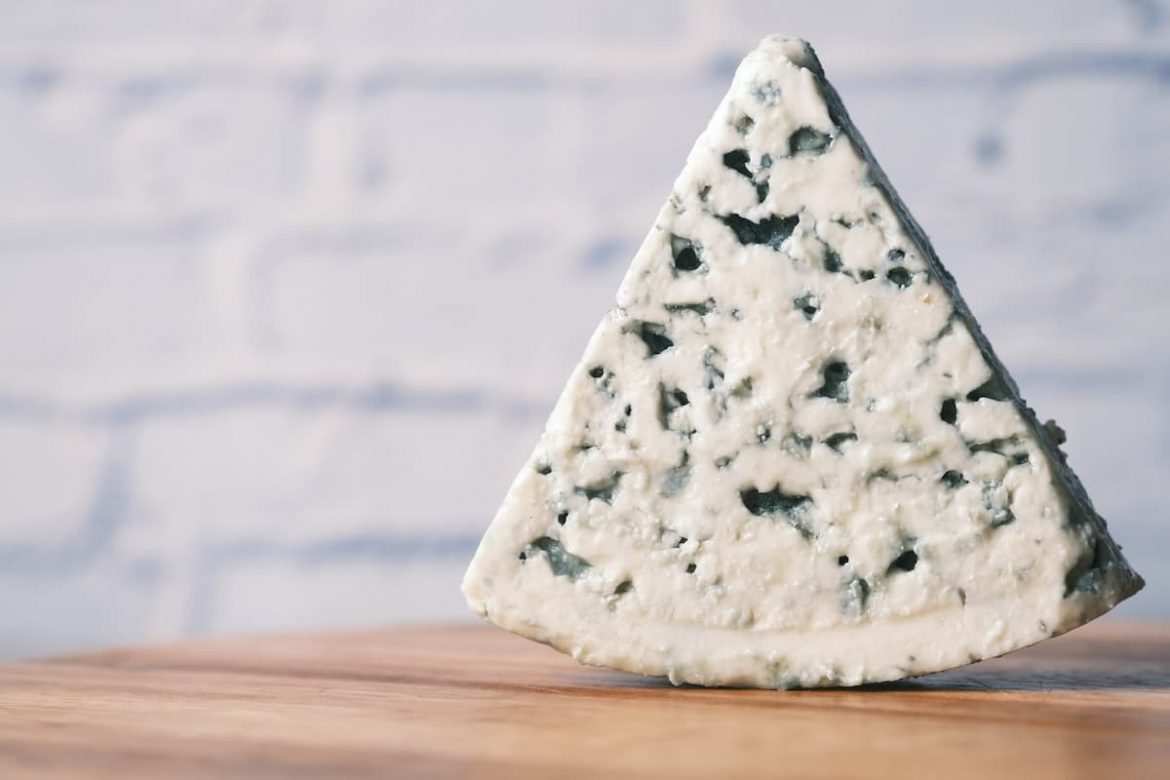 Pedaço triangular de queijo gorgonzola.