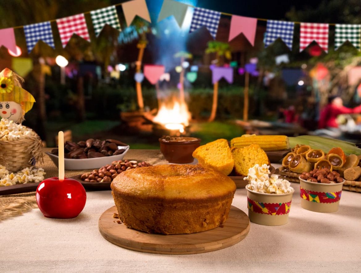 Barraquinha de São João com bolo e outras comidas típicas de festa junina.