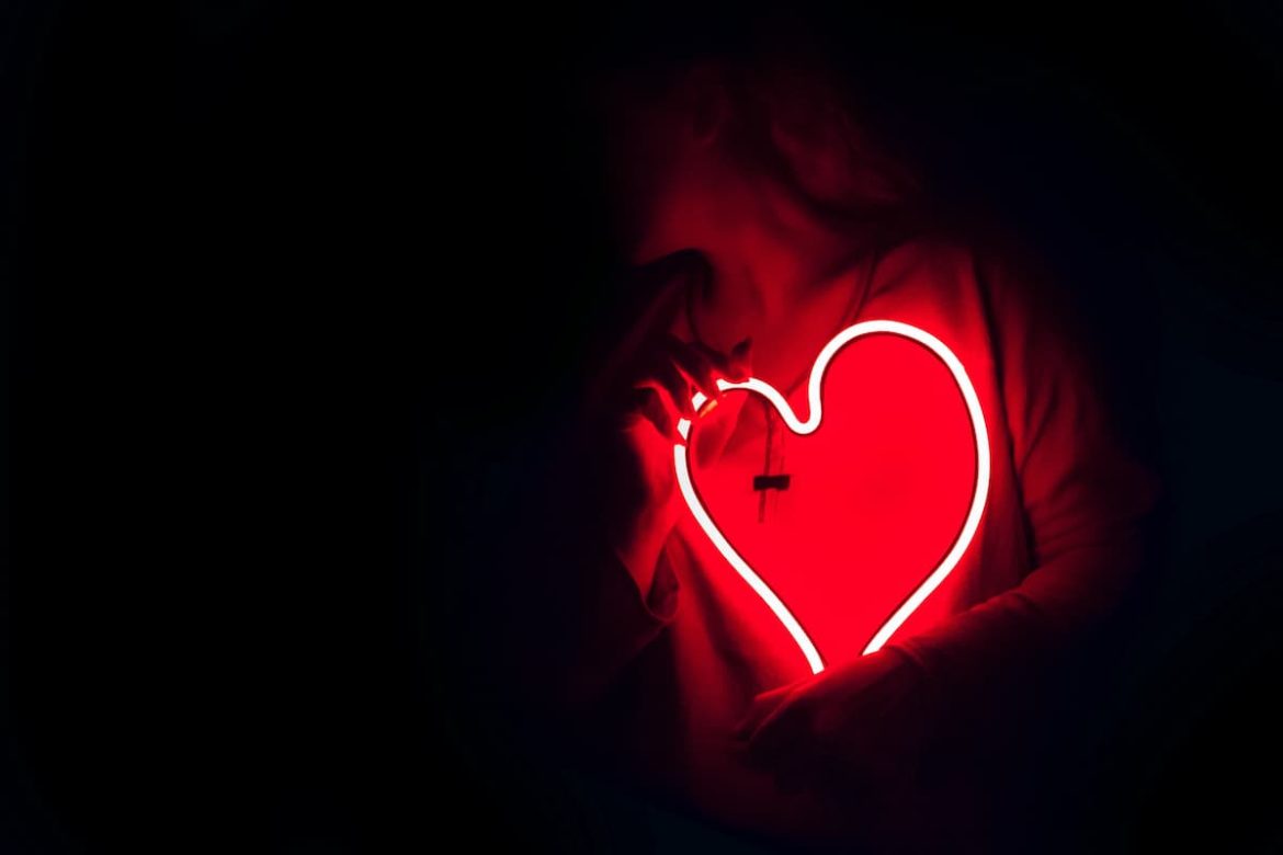 Contorno de um coração formado por luz neon.