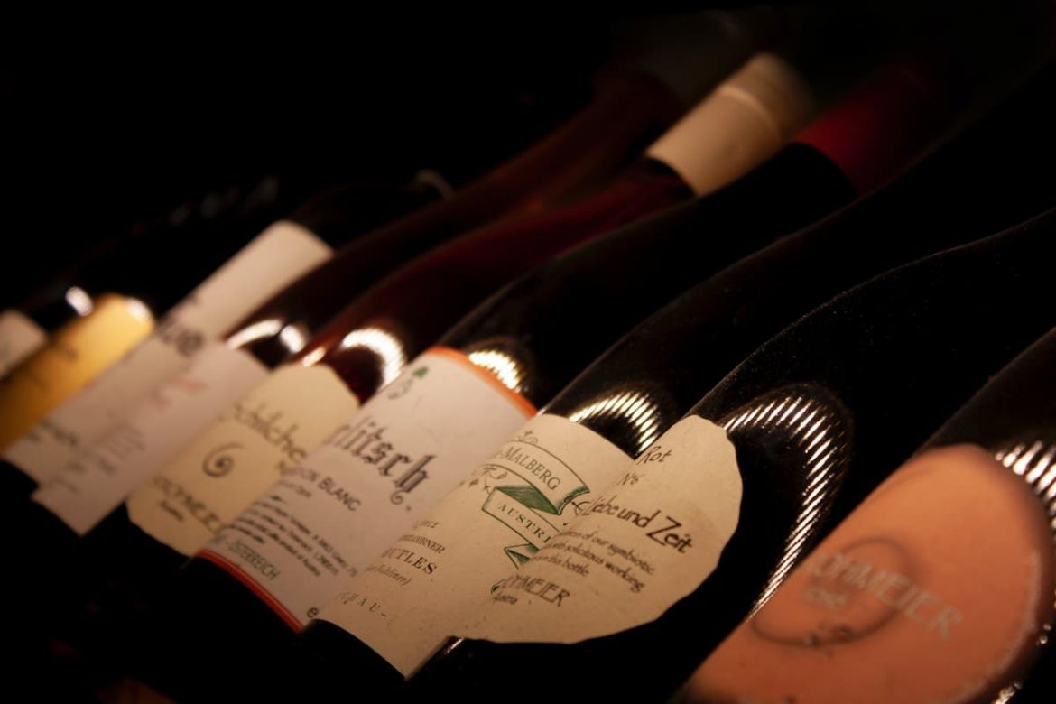 Rótulos de garrafas dos melhores vinhos tintos do mercado.