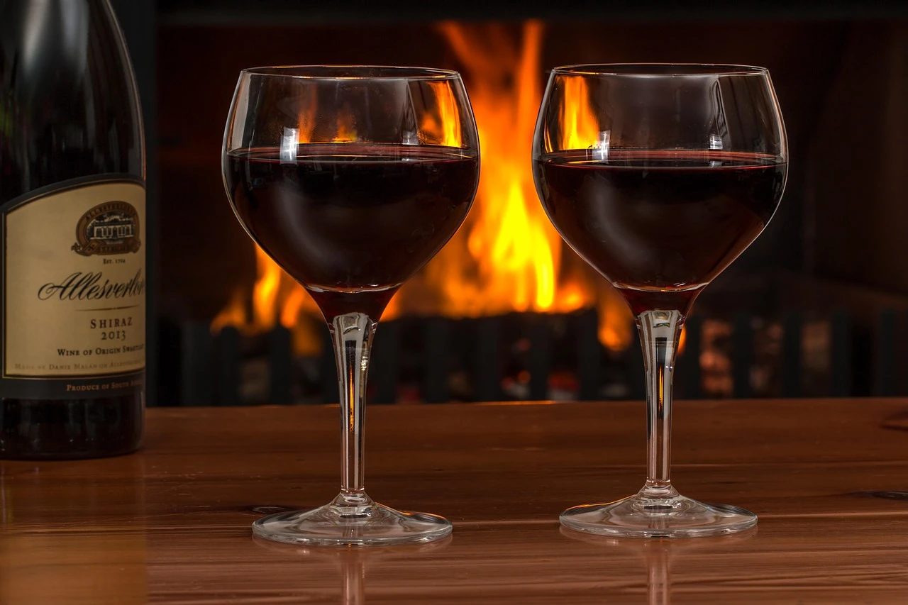 imagem de duas taças com vinho