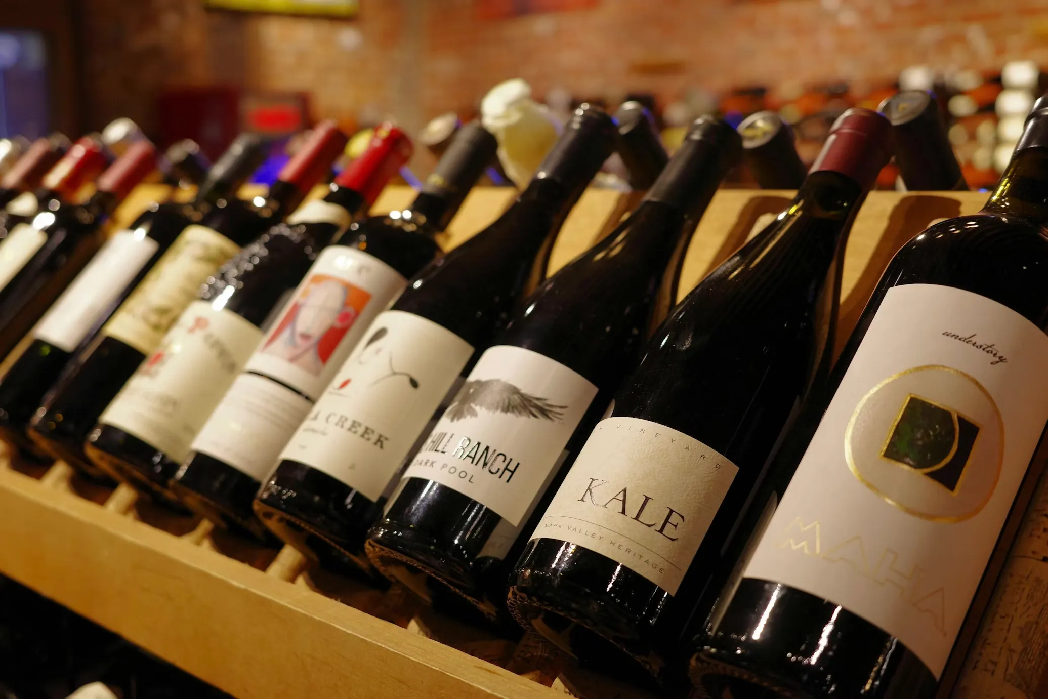 imagem de uma adega de vinhos