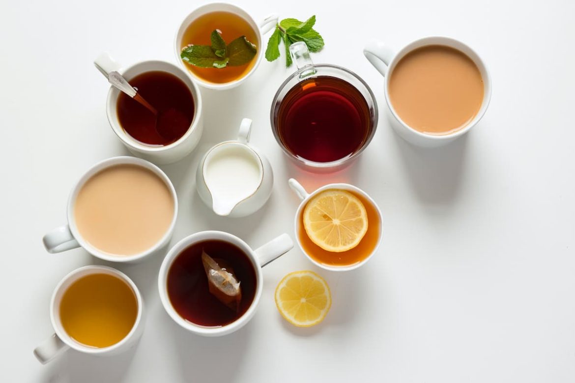 Dez canecas com diferentes tipos de chá