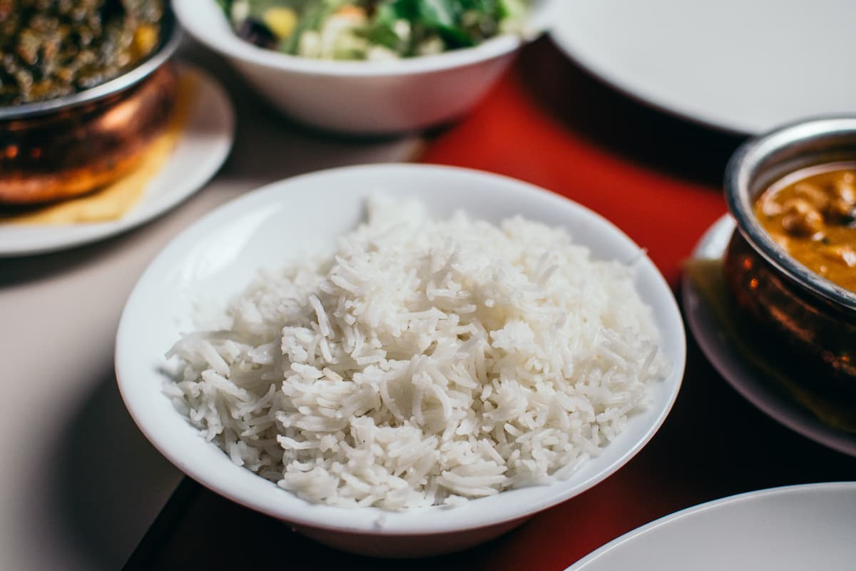 Um pote com arroz branco.