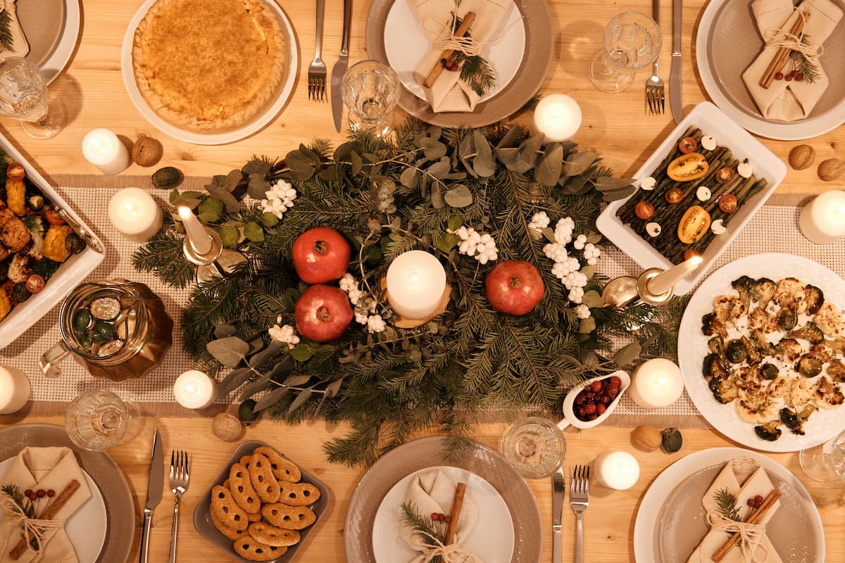 Uma mesa vista de cima com decoração de natal e comidas típicas.