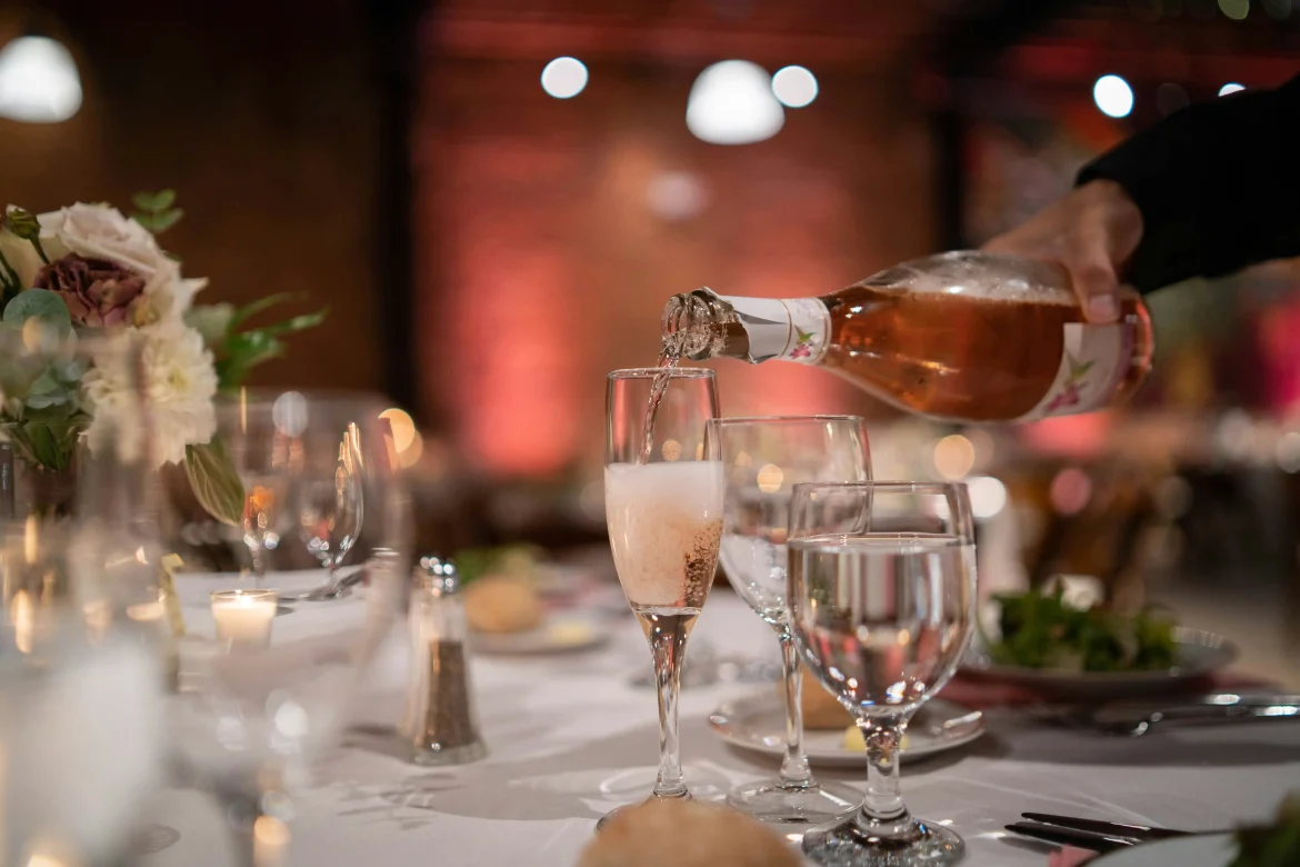 imagem do garçom servindo vinho prosecco