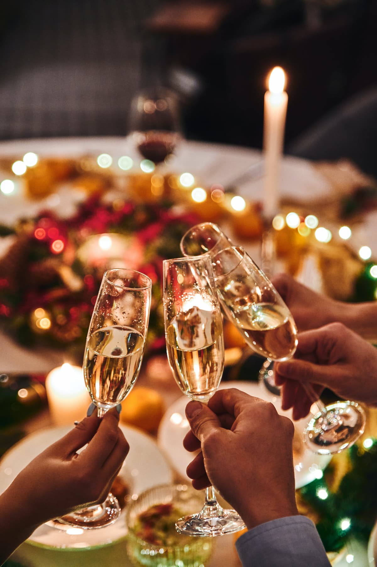 Pessoas comemorando o ano novo tomando champagne