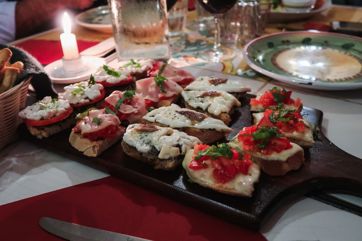 Bruschettas em uma bandeja preta na mesa 