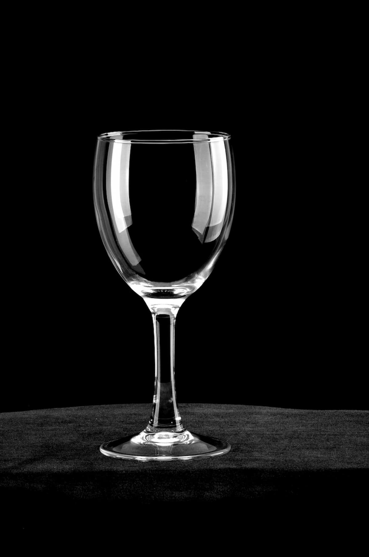 Uma taça de vinho no fundo preto