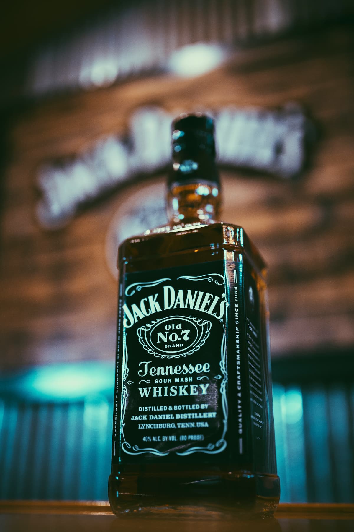 Uma garrafa de Whisky Jack Daniel’s Apple Tennesse em um balcão de madeira