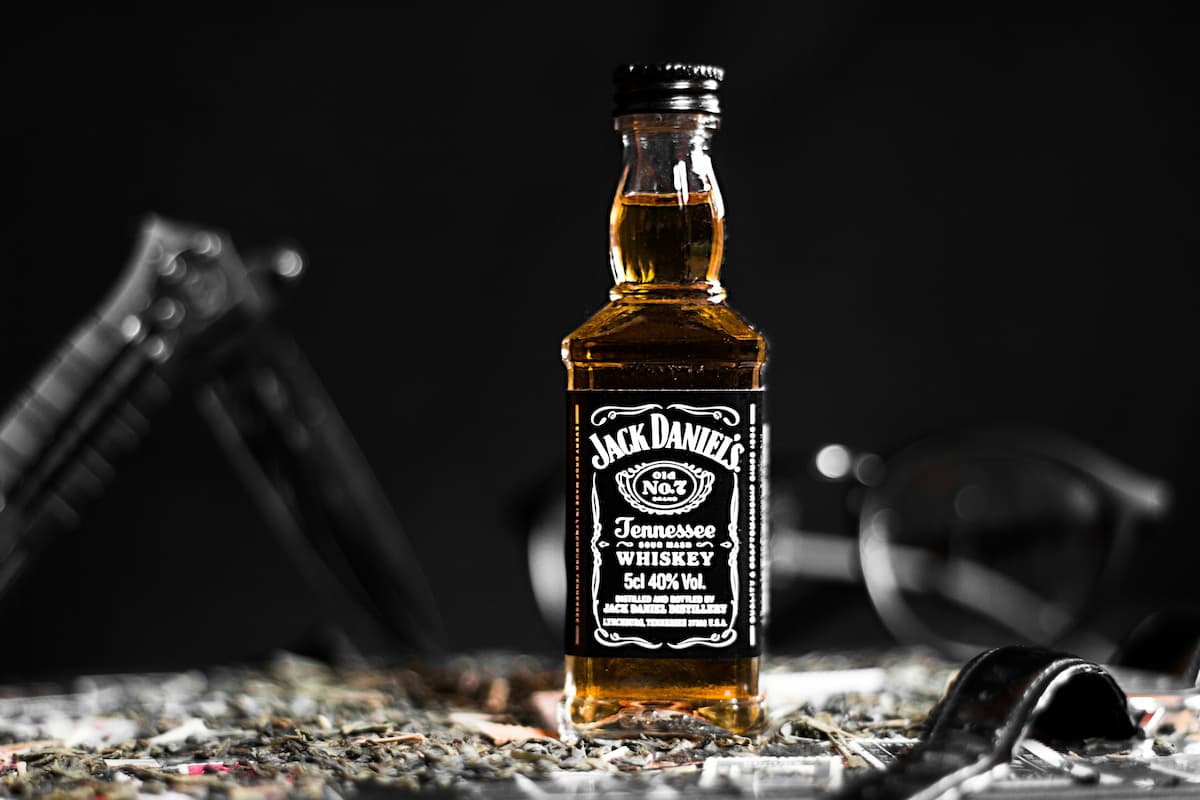 Uma garrafa de Whisky Jack Daniel’s Old No. 7 