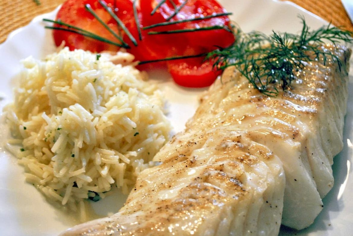 Um prato de bacalhau com arroz e legumes
