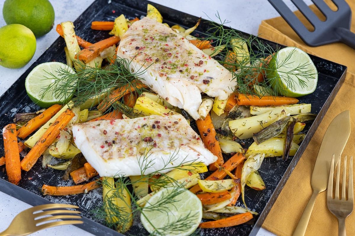 Um prato de bacalhau com verduras e legumes 