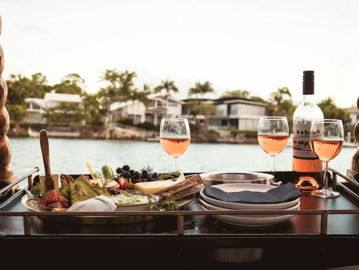 Foto de taças com vinho rosé