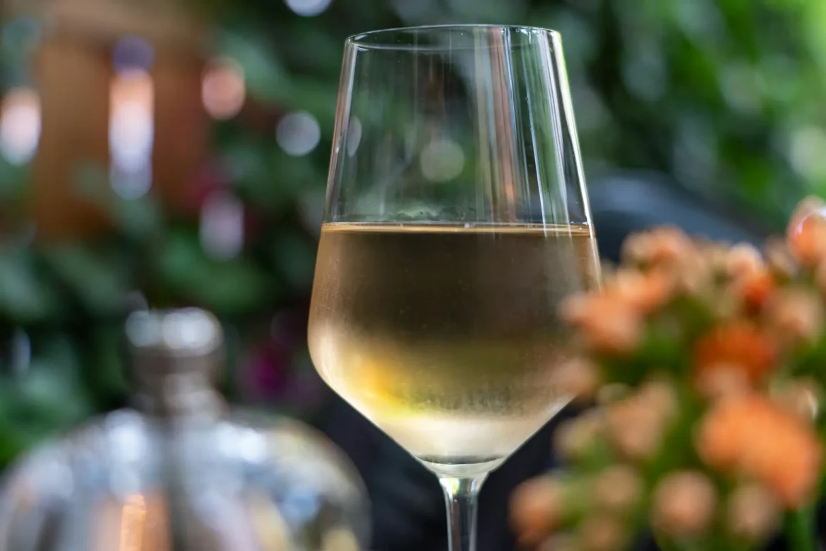 Foto de uma taça de vinho branco