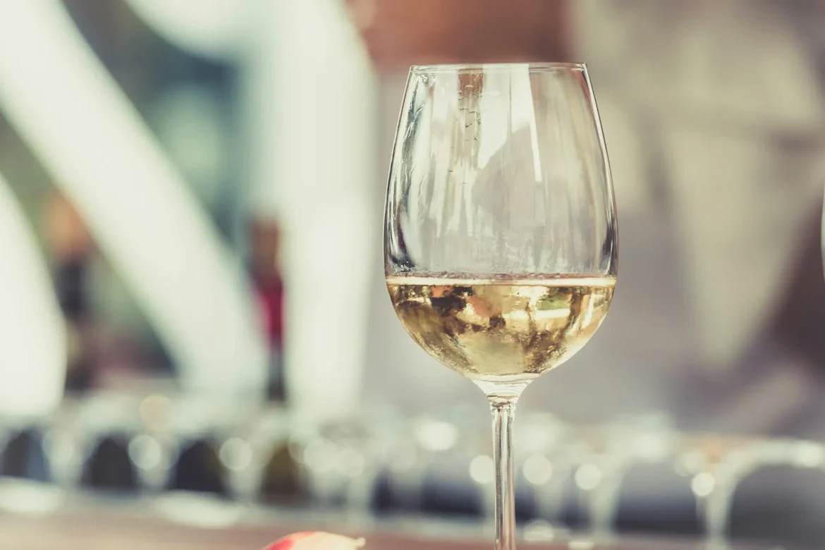 Foto de uma taça de vinho branco