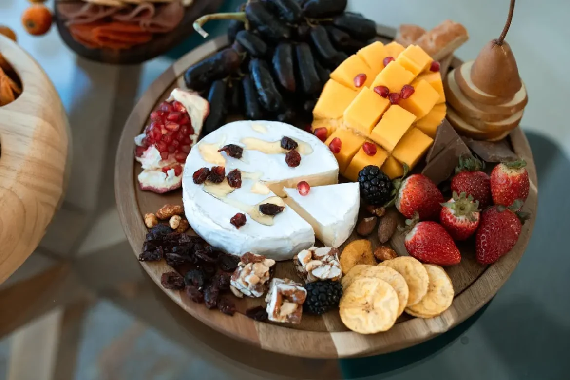 Tábua com queijos e frutas