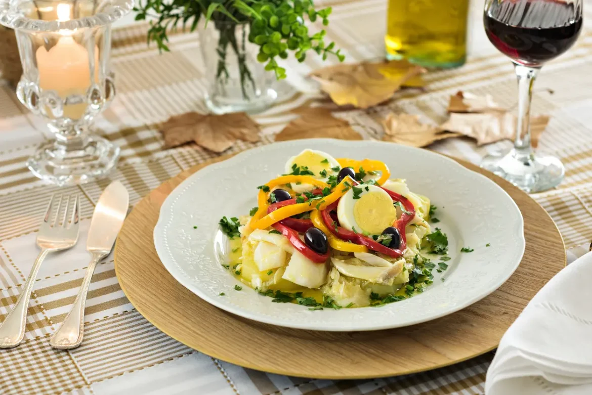Foto de um prato de bacalhau com pimentão, ovos, azeite e outros ingredientes