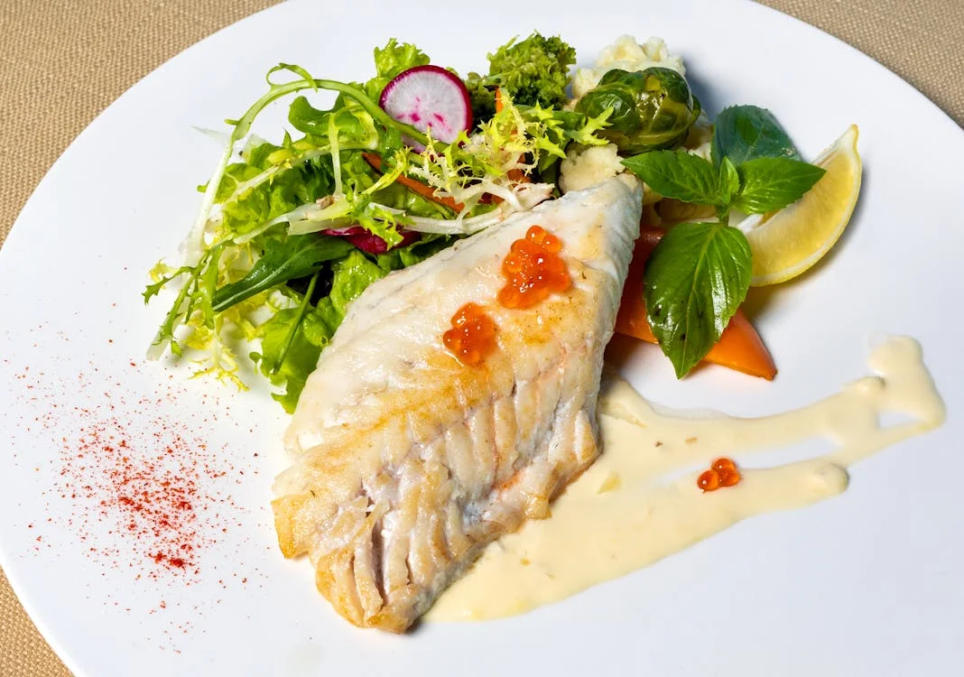 imagem de um prato de salada com bacalhau