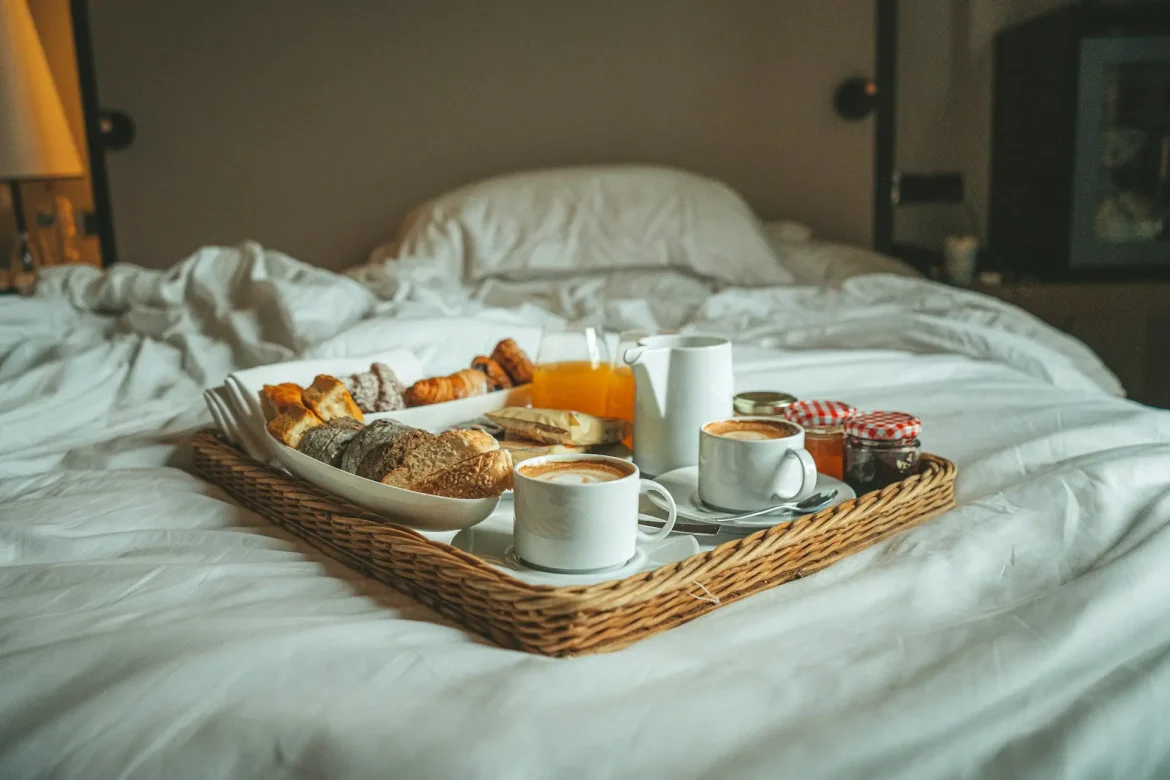 Foto de um café na cama