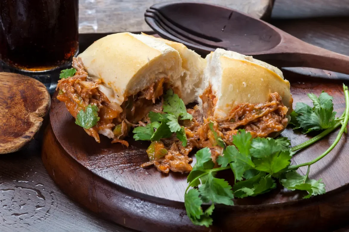 Foto de um pão com carne louca