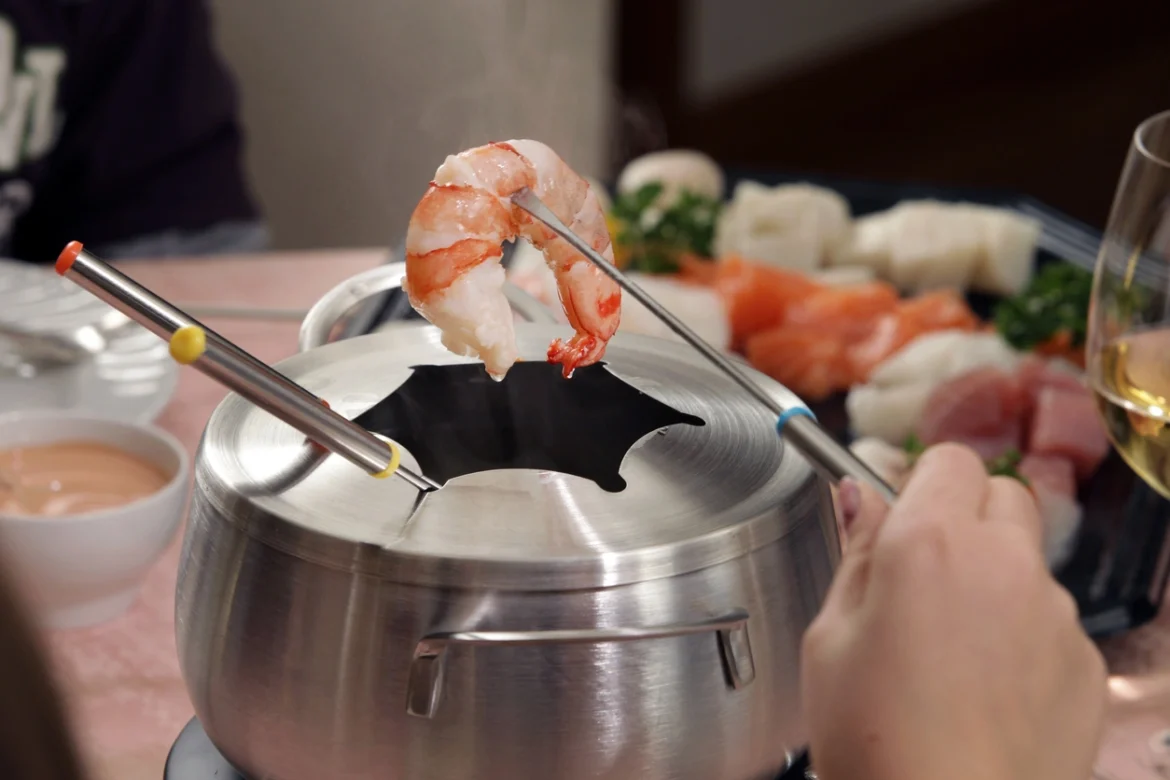 imagem de um fondue de camarão
