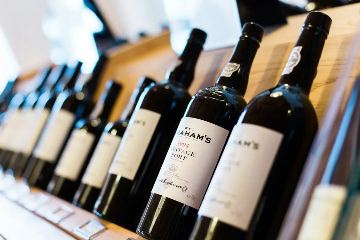 Imagem de alguns vinhos tintos enfileirados.